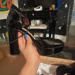 Woman’s size 7 close toed heels
